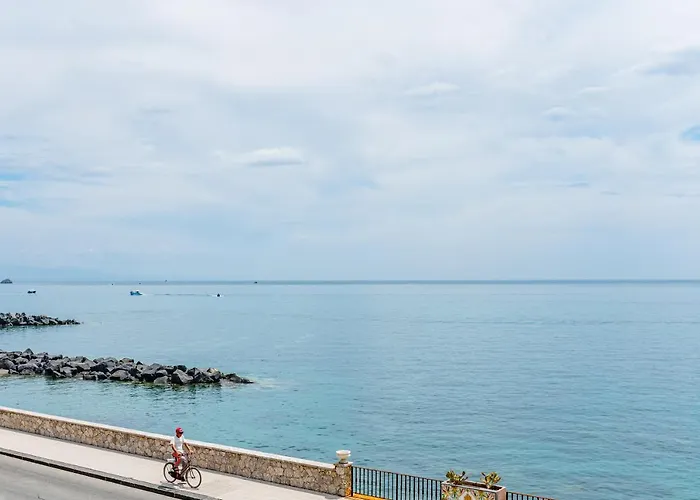 Naxos Marina Bay Couette-café